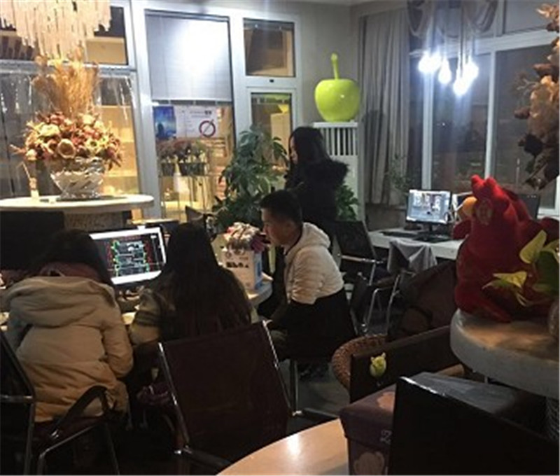 天黑風大、夜深人忙，感謝施工中客戶帶著姐姐來公司再簽合同！